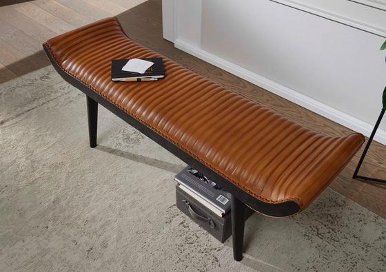 Sitzbank mit rippenförmigen Steppungen