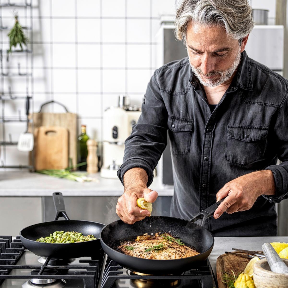 Bratpfanne Classic Forged Schwarz D: 30 Cm - Schwarz, Basics, Kunststoff/Metall (30cm) - Kitchenaid