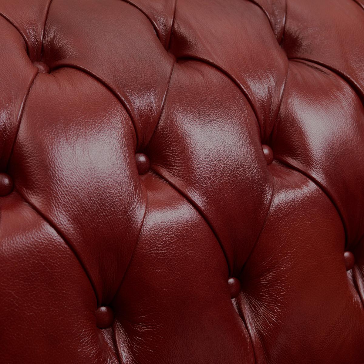 Rotes Echtleder mit typischer Chesterfield-Knopfsteppung