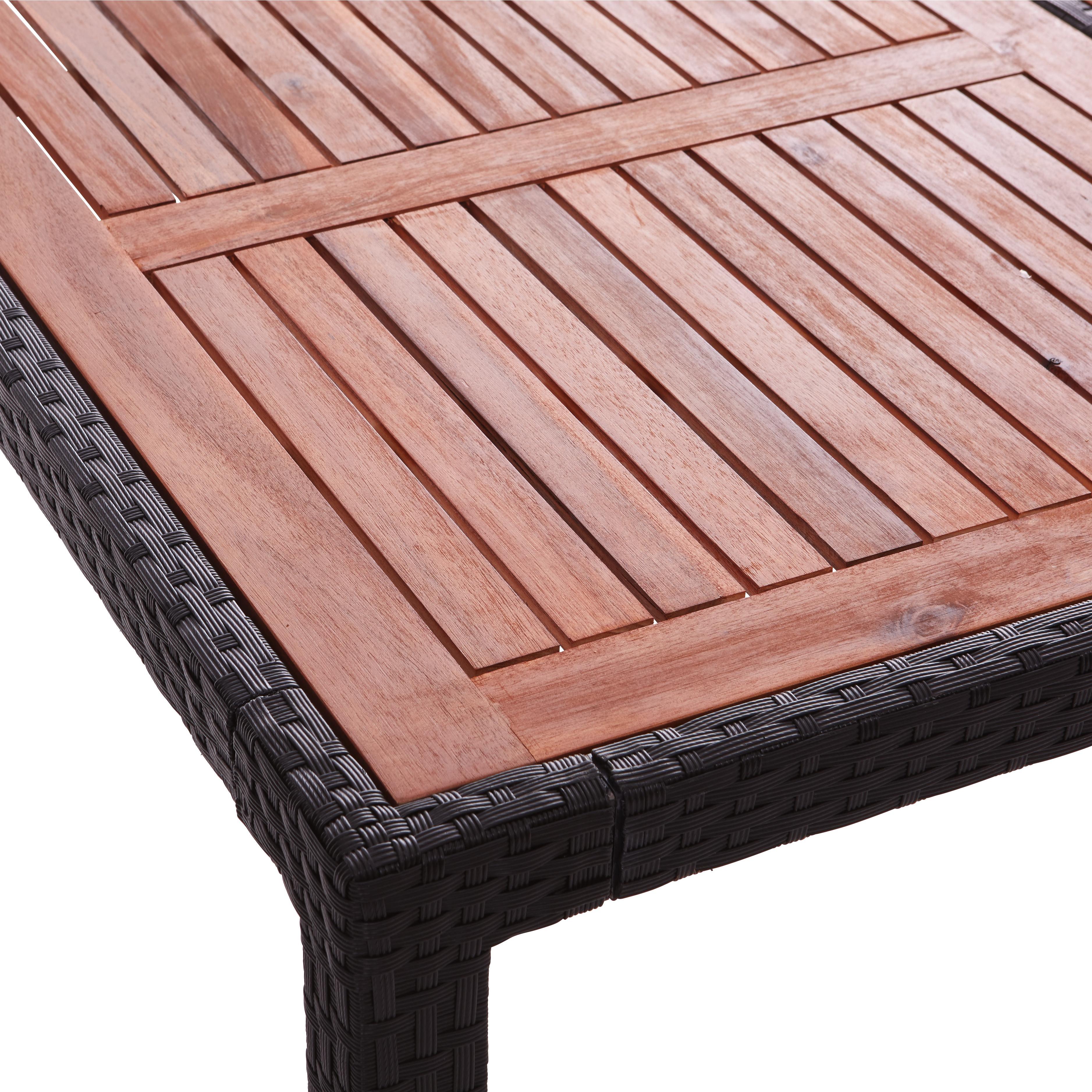 Schöne Gartenmöbel in Schwarz und Braun kaufen