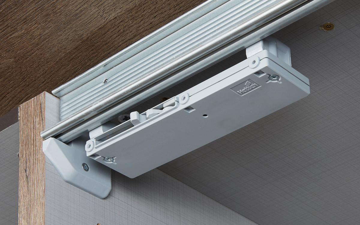 Ajtócsillapító Tolóajtós Szekrényhez - alumíniumszínű, műanyag (35/10/13cm)