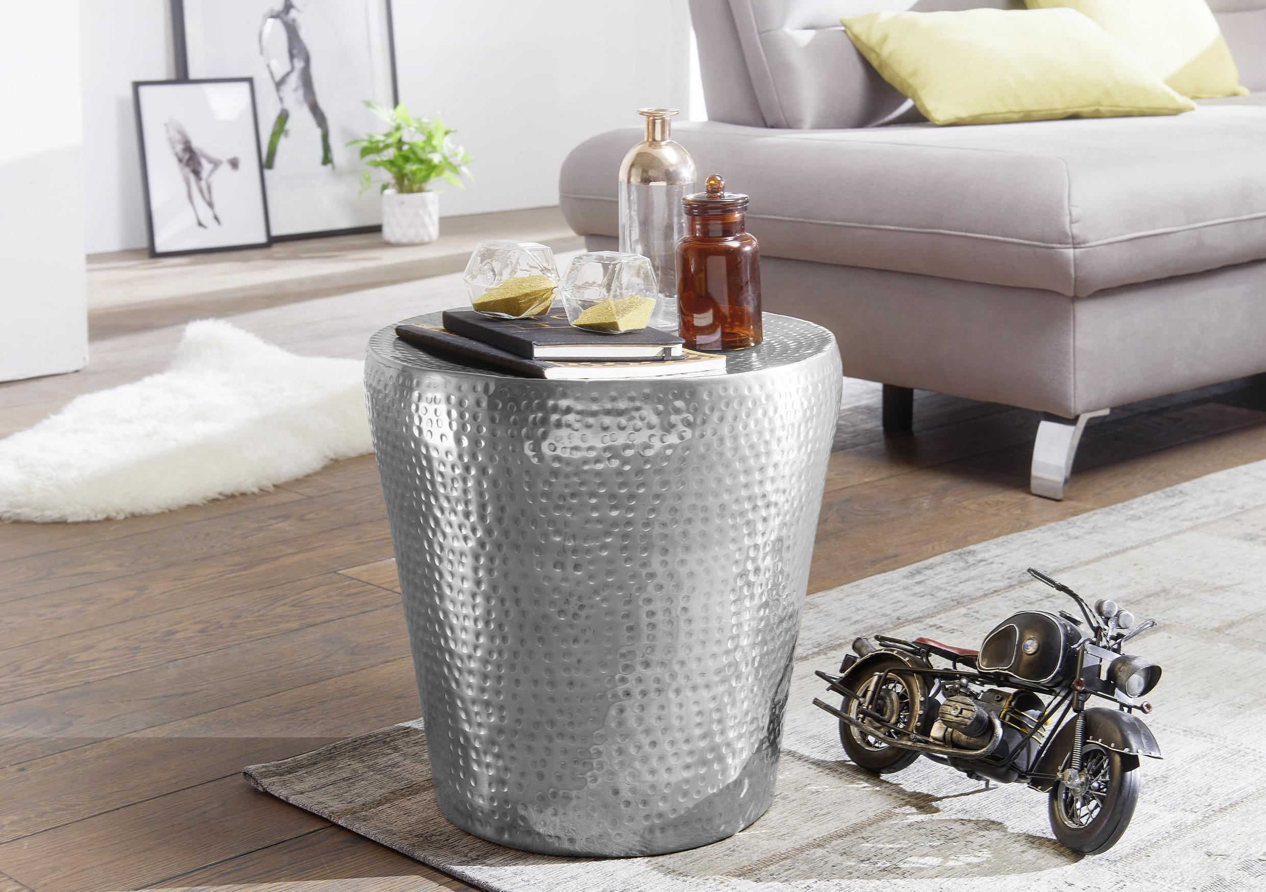 Beistelltisch Vikram aus gehämmerten Aluminium in Silber