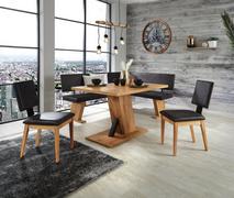 Moderner Tisch mit gemütlicher Sitzbank und Stühlen Moderner Tisch mit gemütlicher Sitzbank und Stühlen