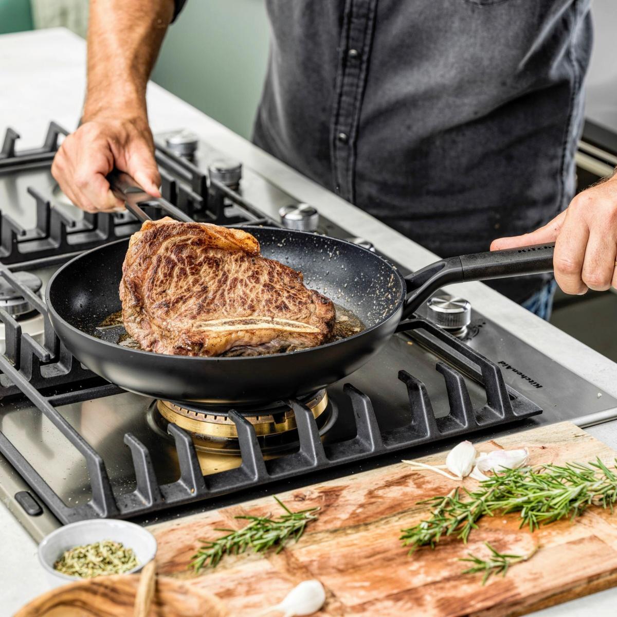 Bratpfanne Classic Forged Schwarz D: 30 Cm - Schwarz, Basics, Kunststoff/Metall (30cm) - Kitchenaid