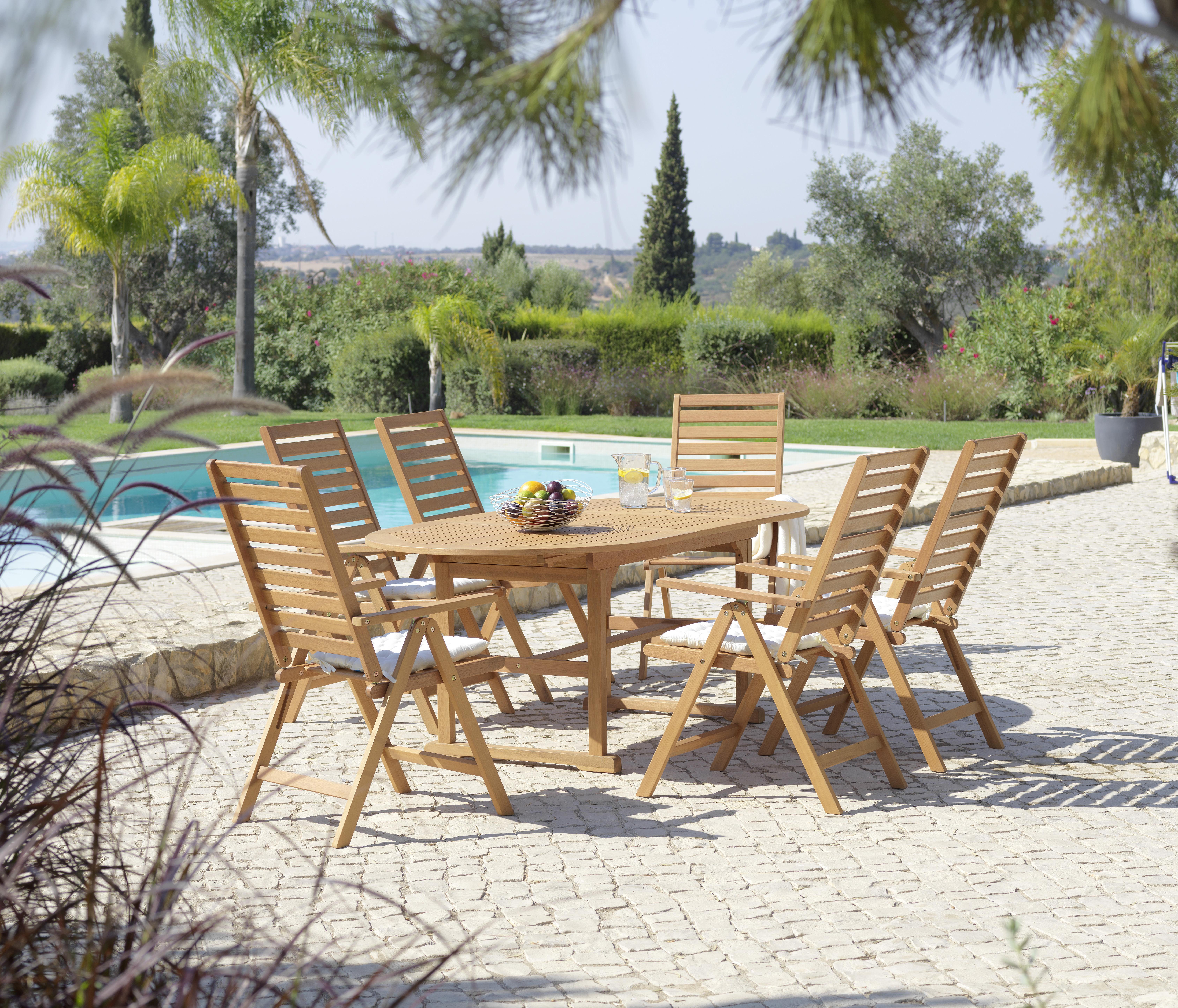 Gartentisch und sechs klappbare Gartenstühle aus Eukalyptusholz