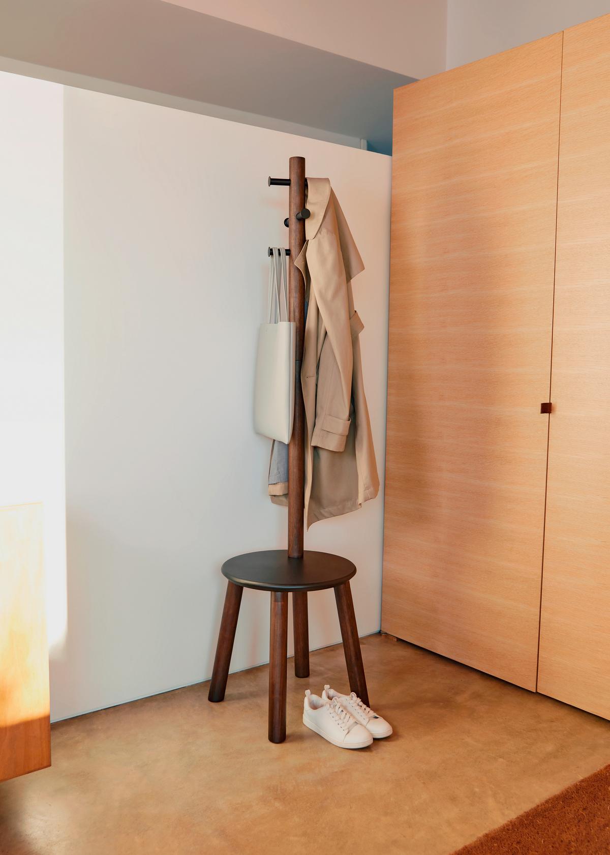 VEŠIAK NA ODEVY STOVIK - tmavohnedá, Basics, drevo (51/165cm) - Umbra