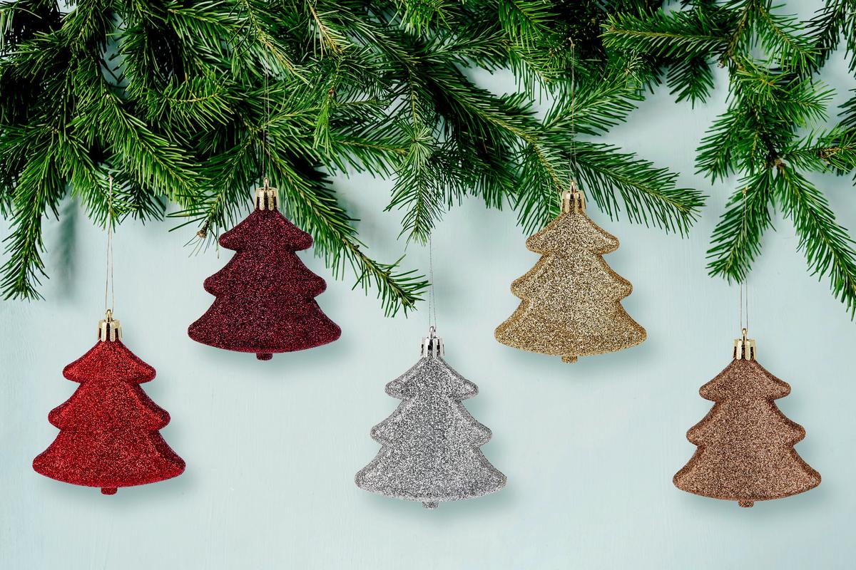 Függődísz Karácsonyfa - barna/piros, Basics, műanyag (8cm) - Luca Bessoni