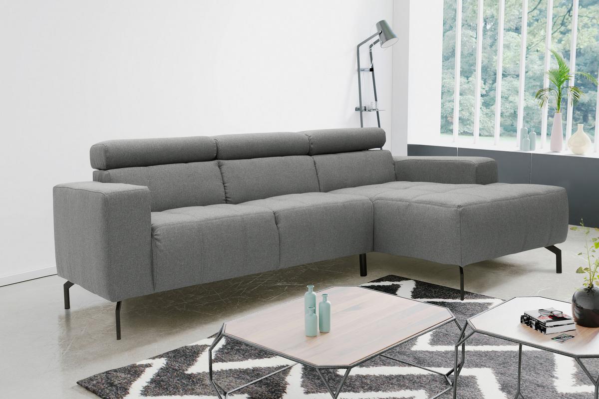 Gepolstertes Ecksofa mit Armlehnen und silberfarbenem Webstoffbezug