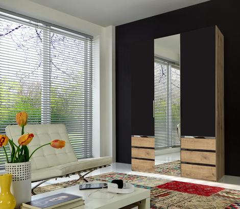Moderne Aufbewahrung mit Gemütlichkeitsfaktor dank des stylischen Kleiderschrankes LEVEL. Dreitüriger Kleiderschrank in Graphit Dekor und Eiche Dekor