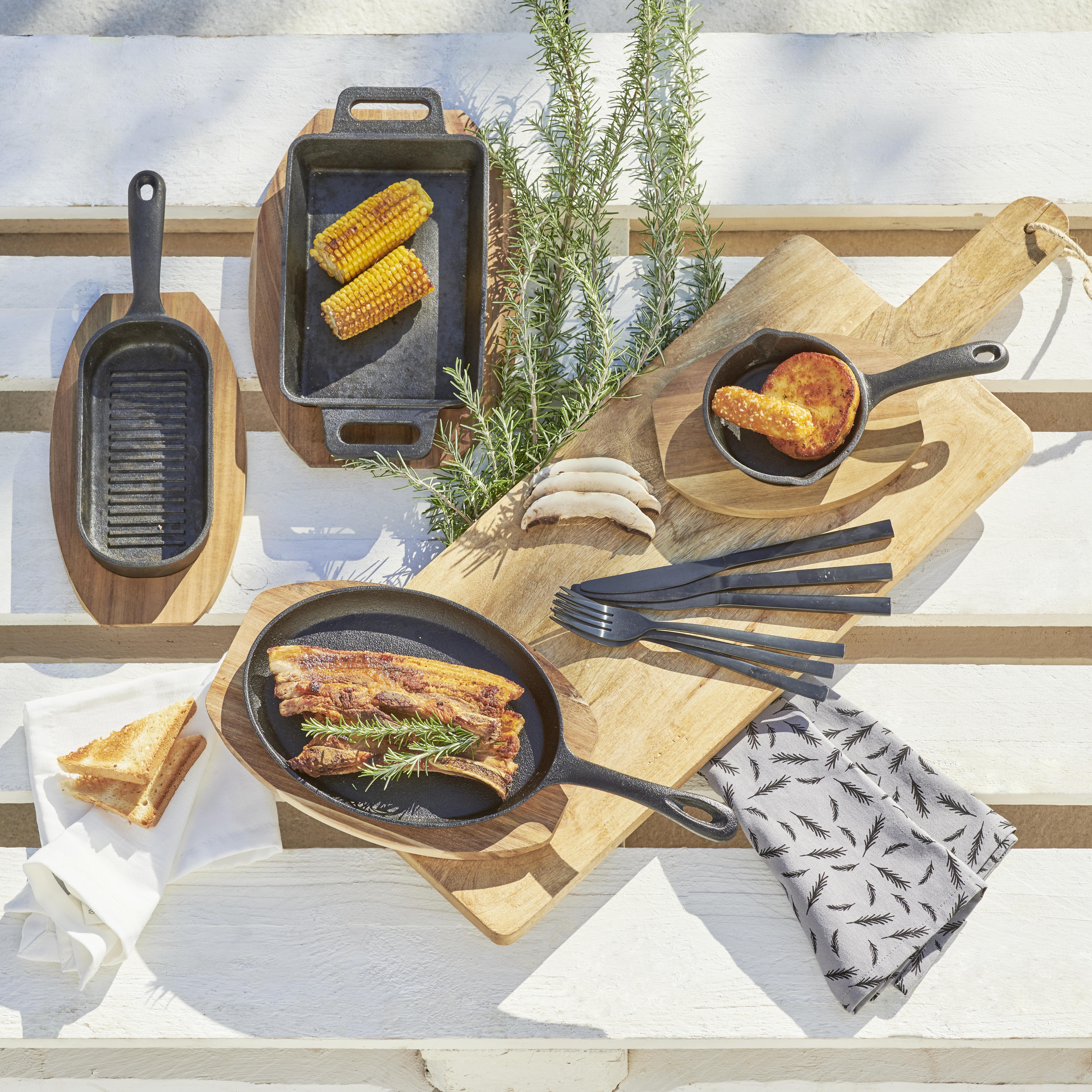 Pánev servírovací Gourmet - černá/přírodní barvy, Konvenční, kov/dřevo (31,6/14,5/5cm) - Mömax