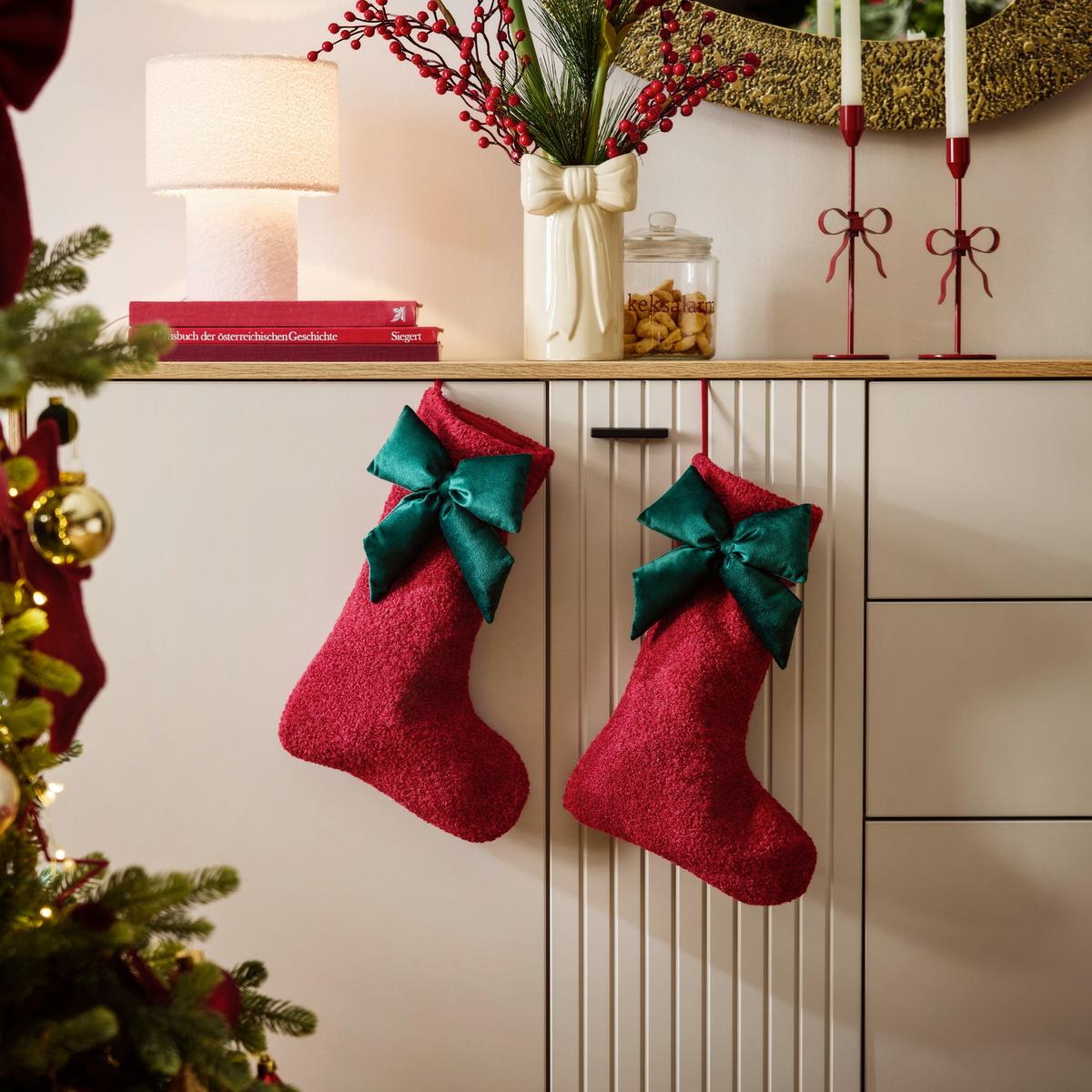závesná dekorácia SANTA -PAZ- - lesná zelená/červená, textil (25/38cm) - Mömax