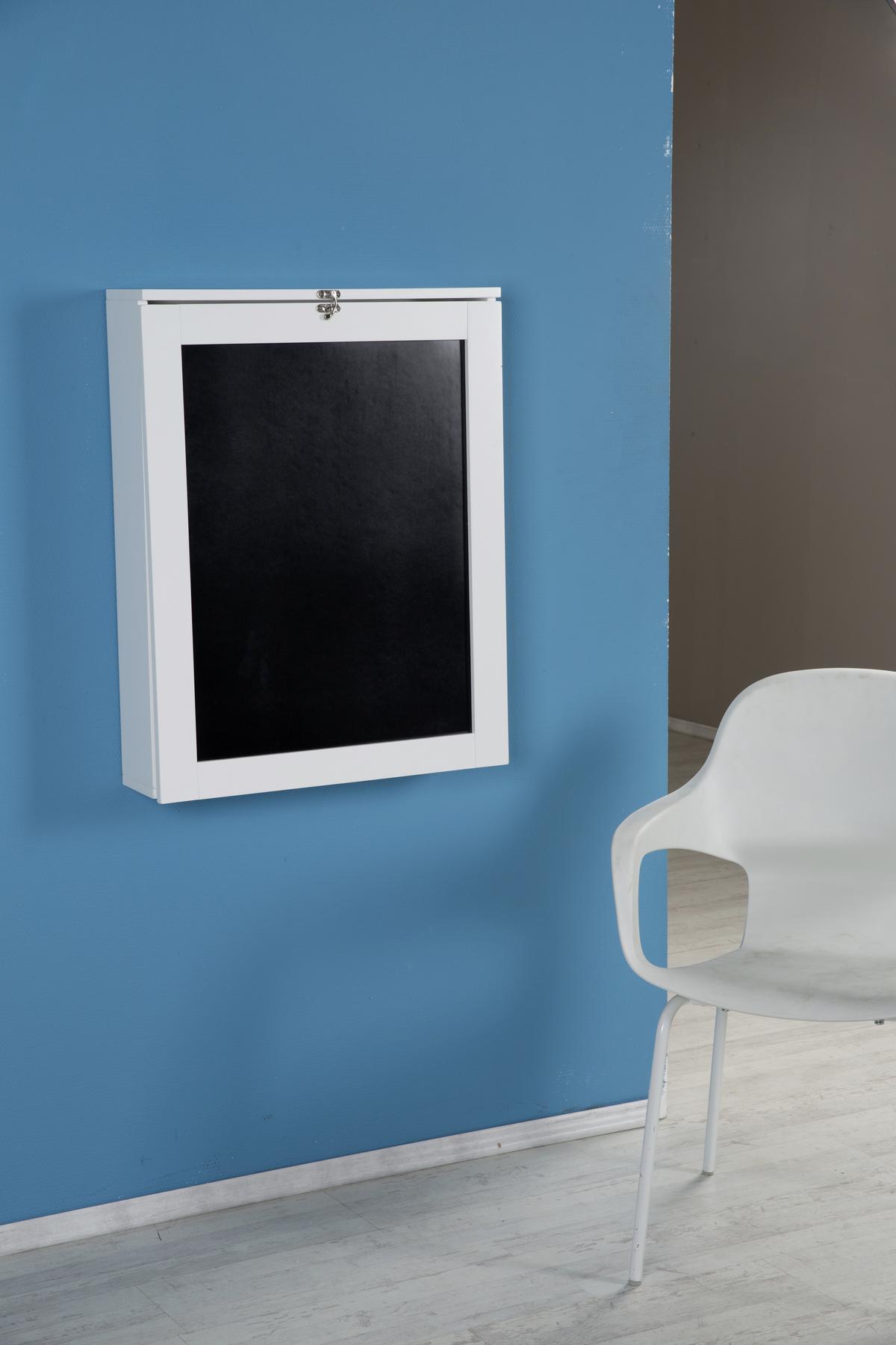 Schreibtisch mit beschreibbarer Wandtafel