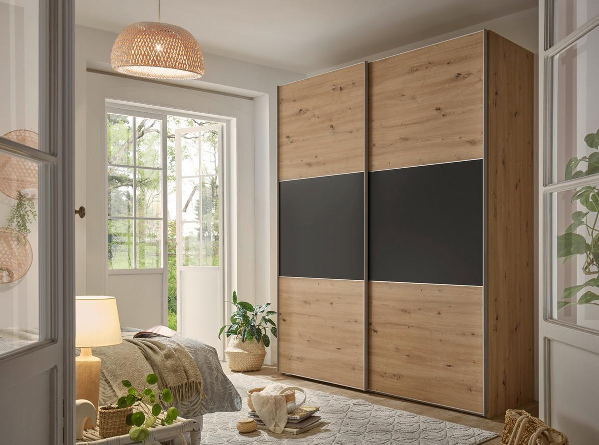 Eleganter Schiebetürenschrank mit acht Einlegeböden