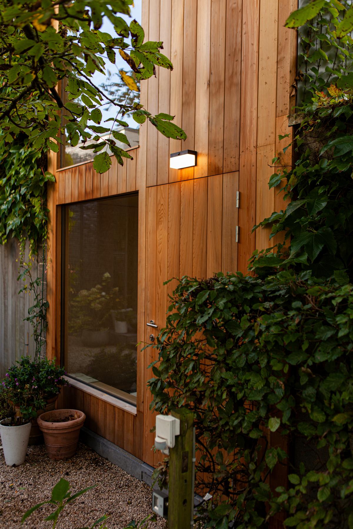 Solarleuchte Fran Weiß L: 18 cm - Schwarz/Weiß, Design, Kunststoff (18/9,1/7,9cm)