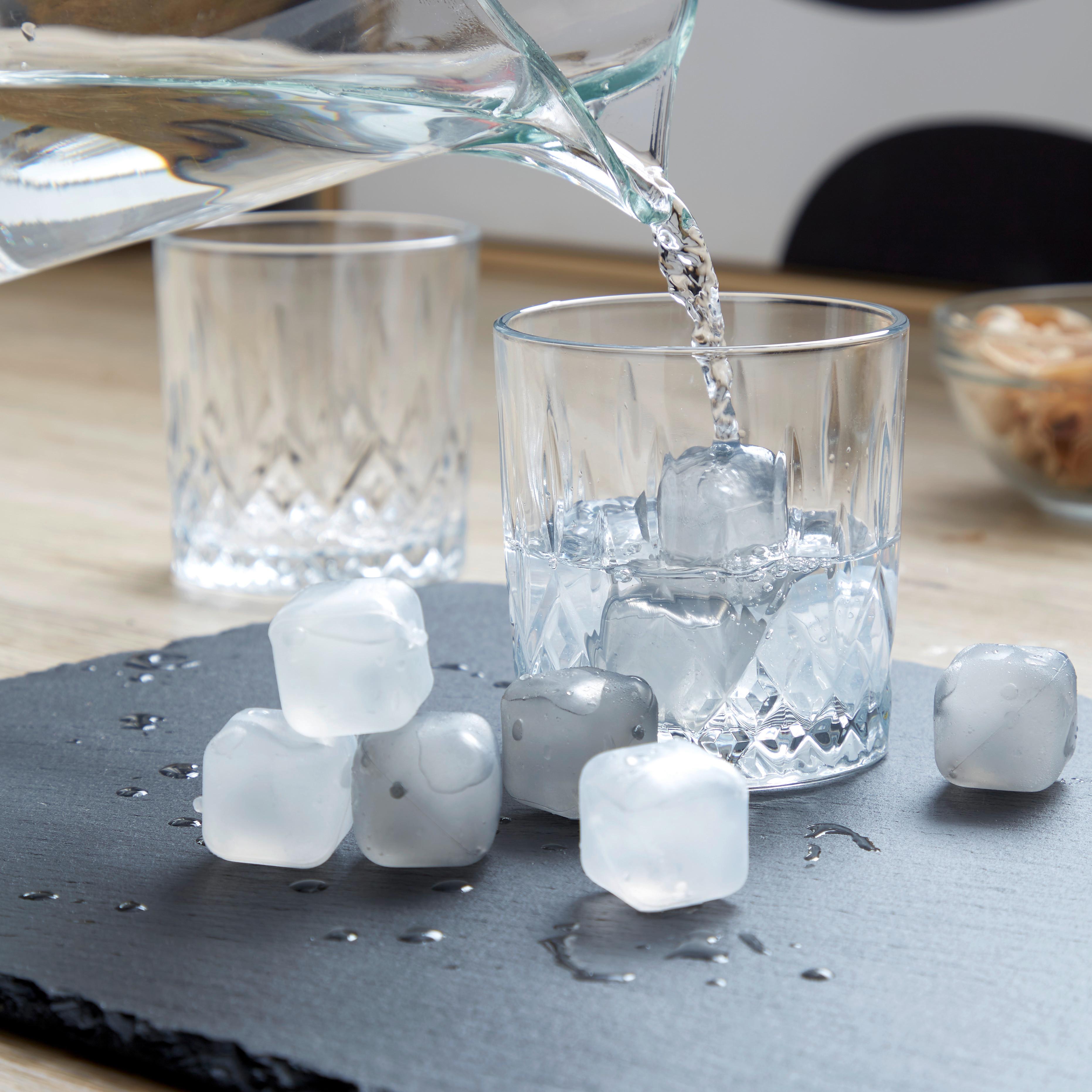 Eiswürfel aus lebensmittelechtem Kunststoff
