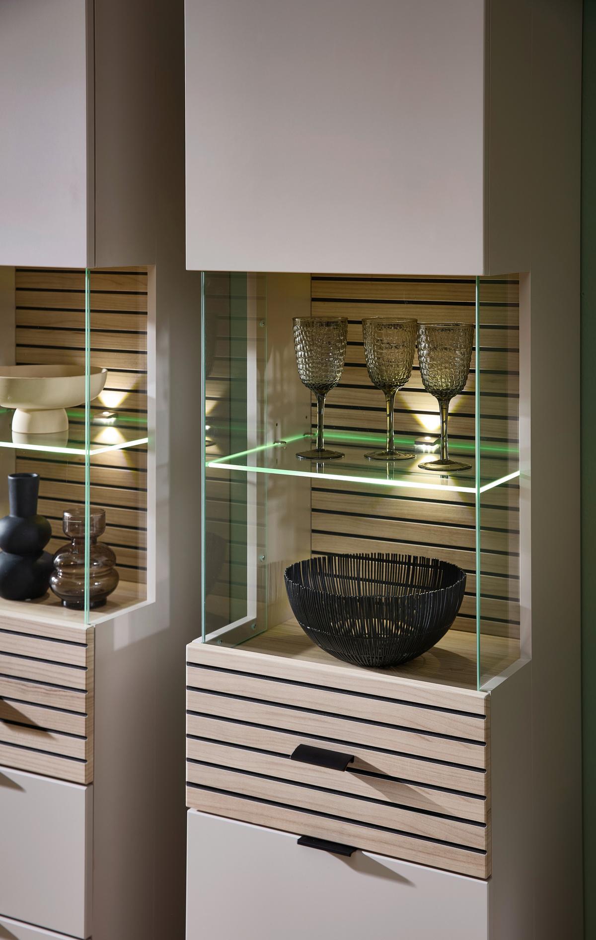 VITRÍNA MEMPHIS - čierna/kašmírová, Modern, kov/kompozitné drevo (45/200/36cm) - Premium Living