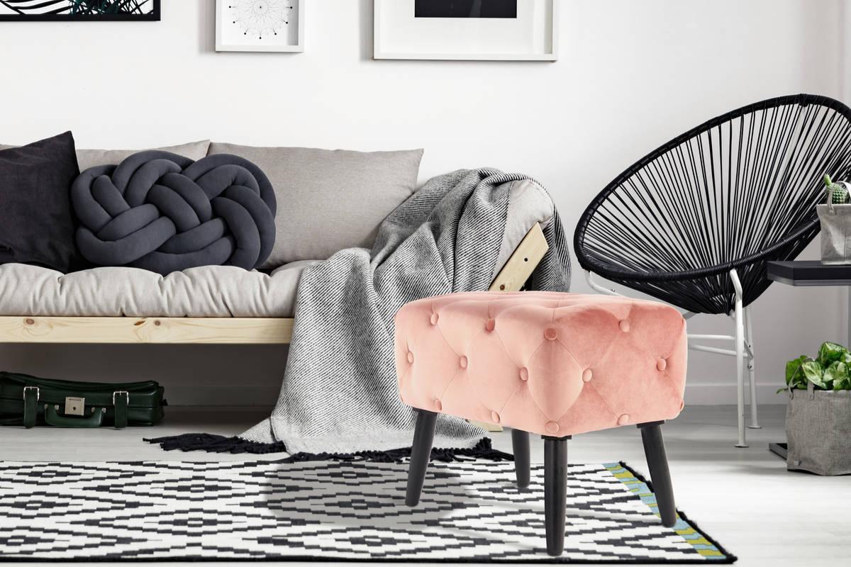 Rechteckiger Hocker in Rosa mit vier schwarzen Füßen