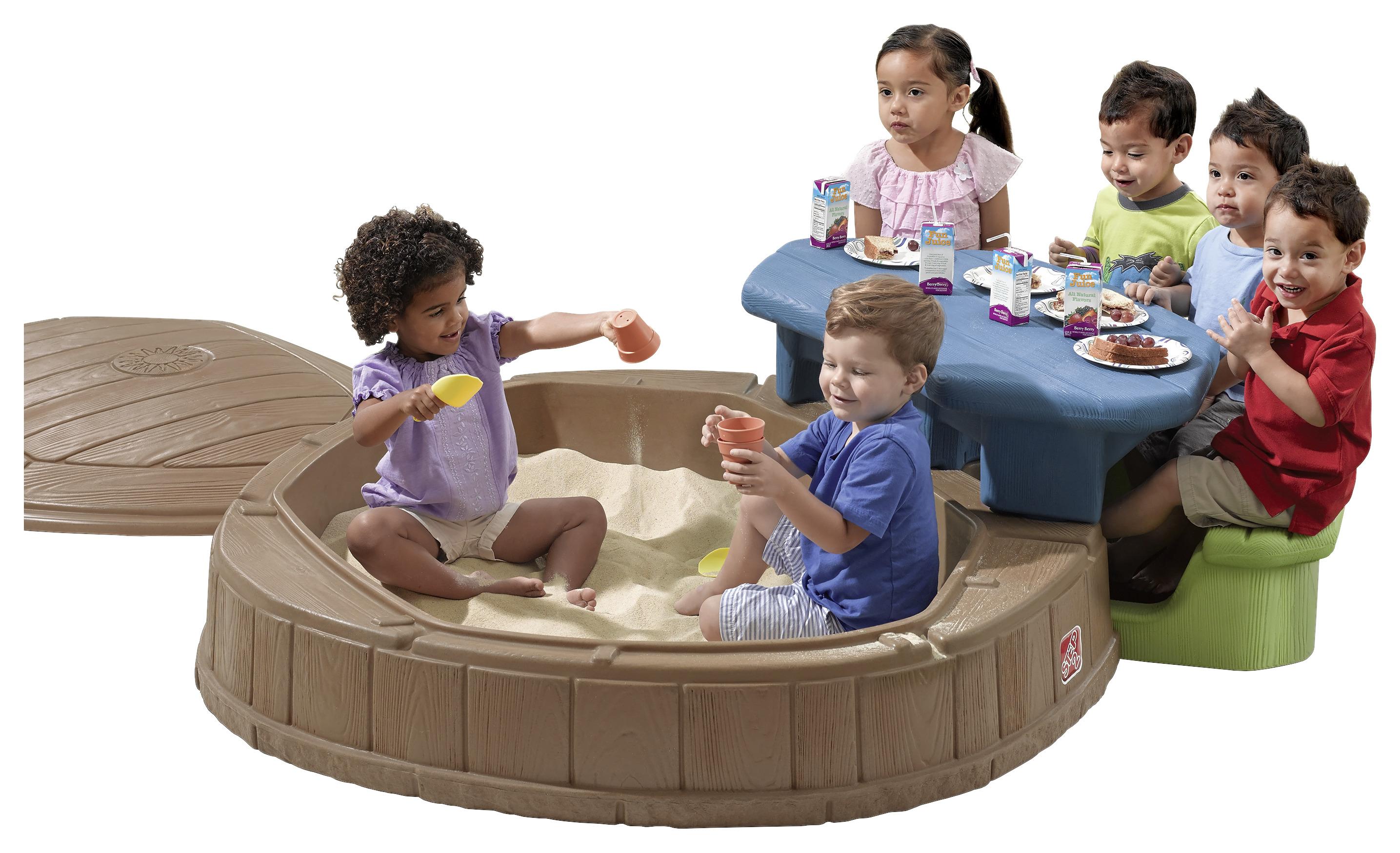 Kindermöbel für den Garten mit Sandkiste