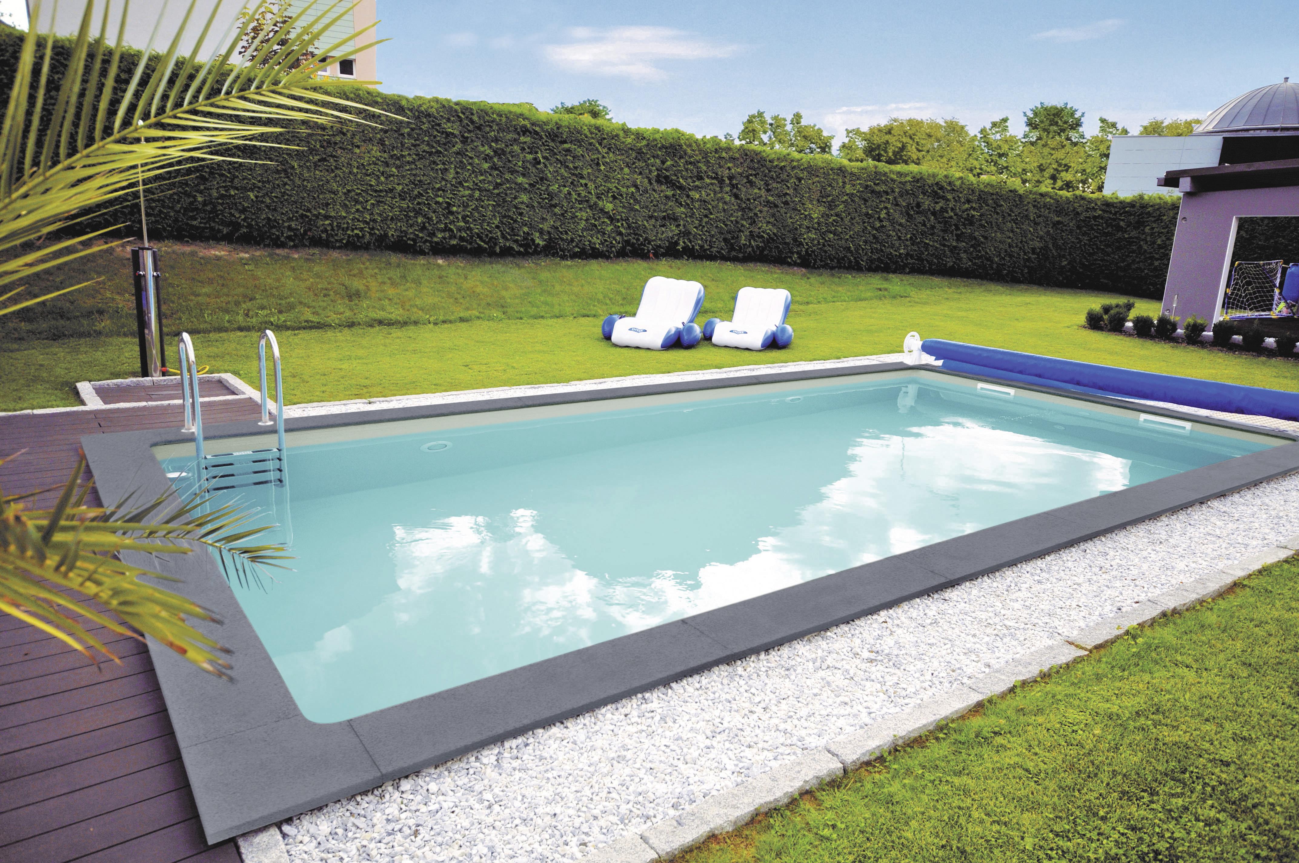 Rechteckiger Outdoorpool in Blau