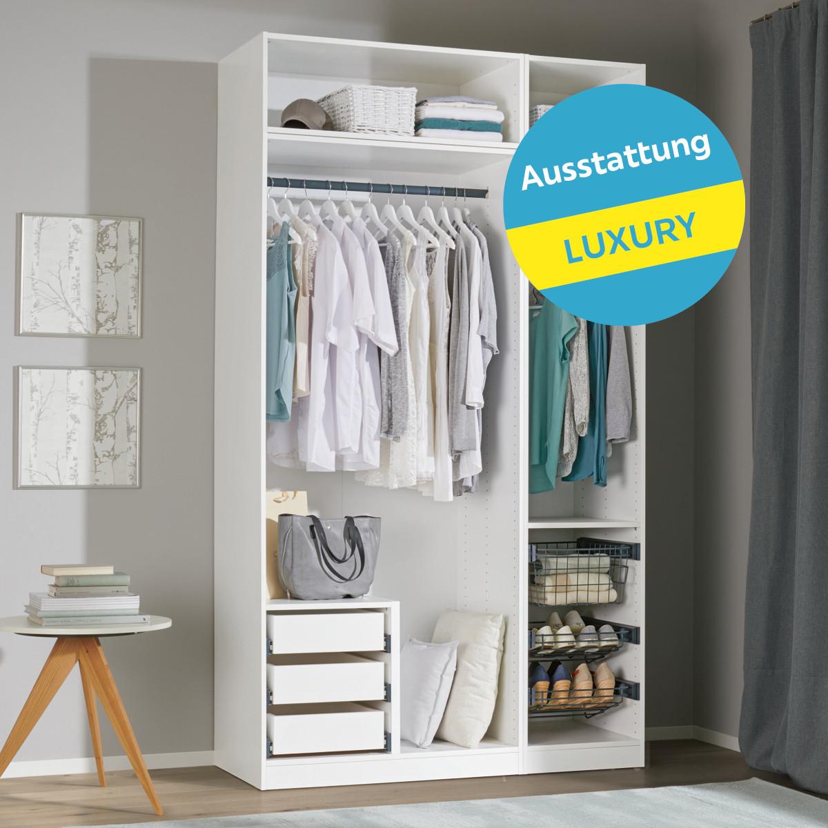 Offener weißer Kleiderschrank