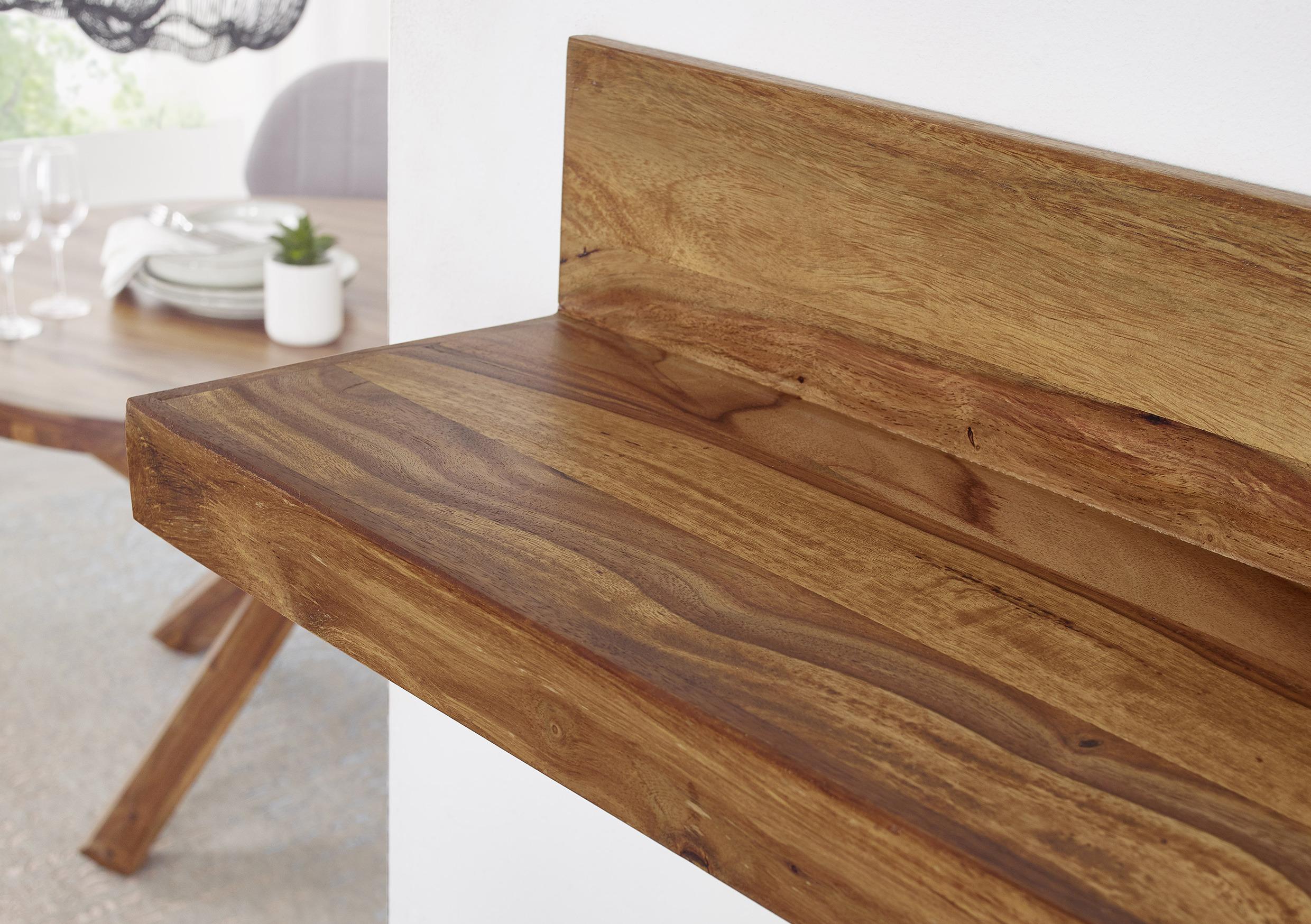 Wandregal in warmen Naturfarben