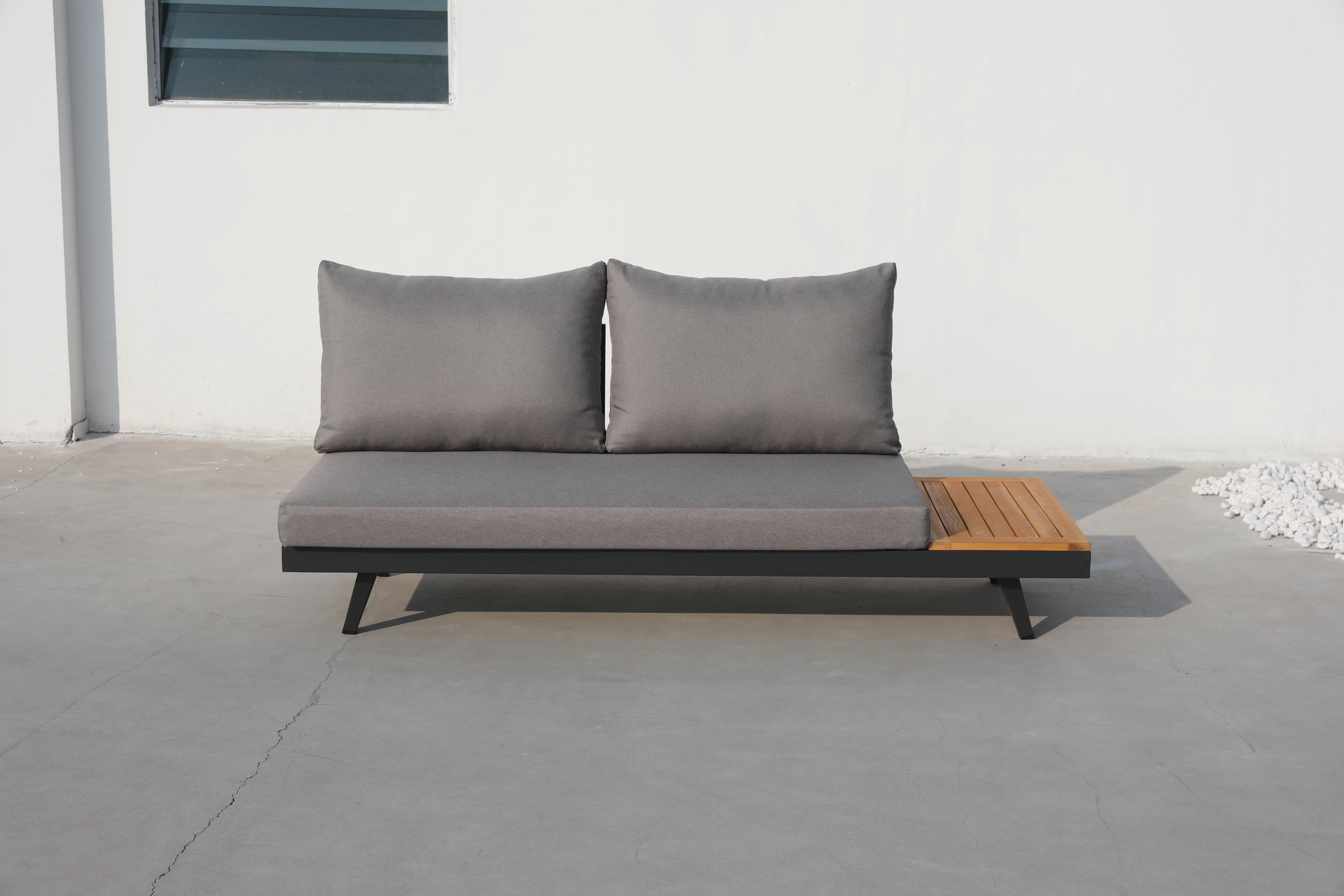 Loungegarnitur aus Aluminium und Akazie mit Sitzauflagen und Rückenkissen