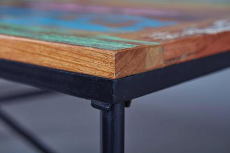 Schöne Materialkombination Tisch aus Metall und Holz im Shabby-Chic-Look
