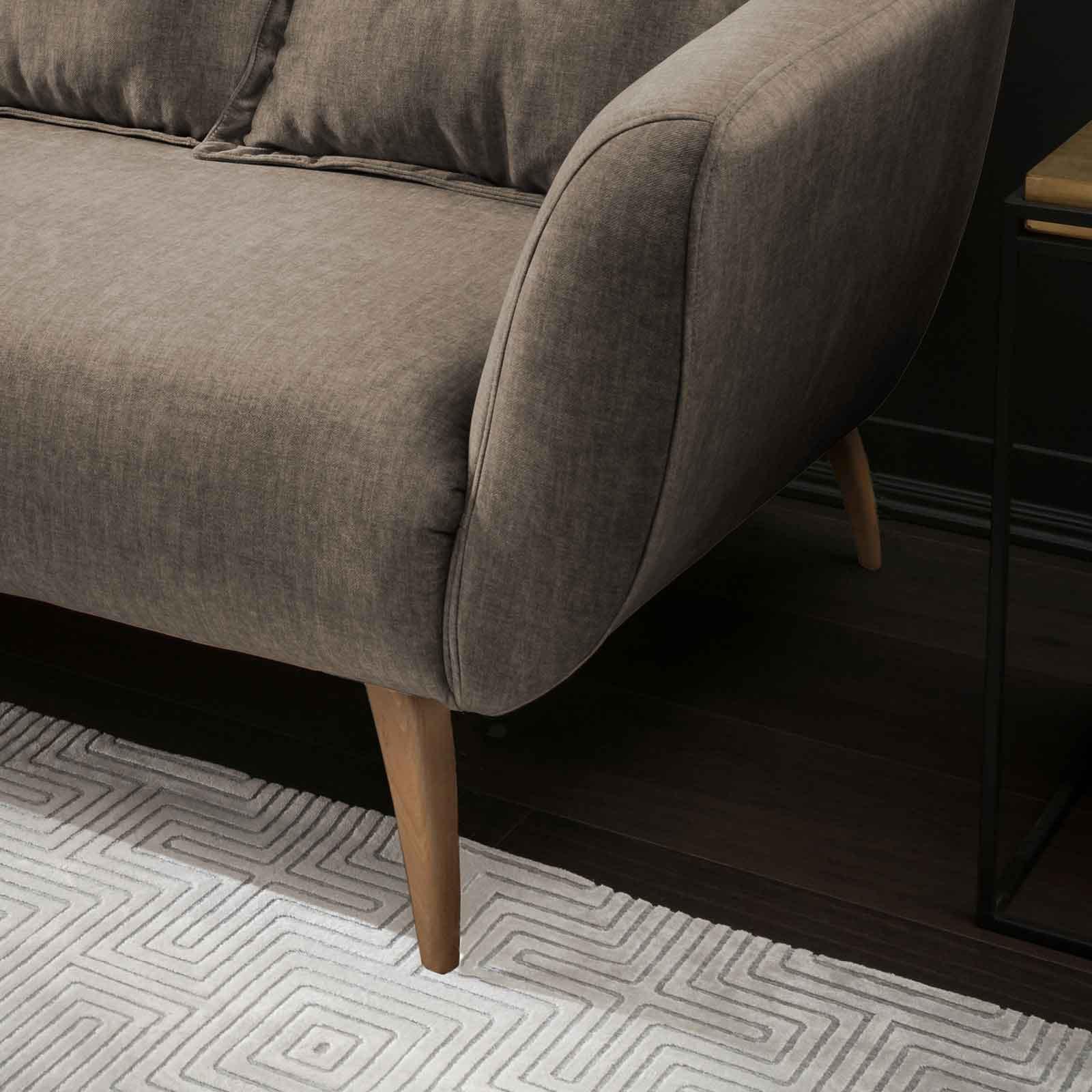 Sofa mit Kissen und echtem Rücken