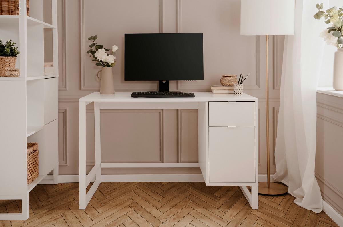 Eleganter und puristischer Schreibtisch für zuhause