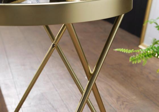 Beistelltisch in Schwarz und Goldfarben Beistelltisch in Schwarz und Goldfarben