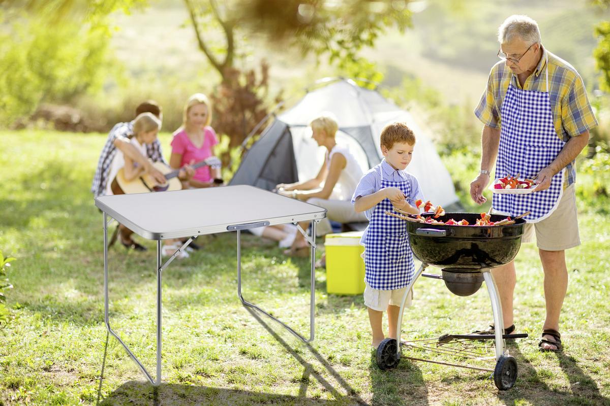 Campingtisch aus Metall und Holzdekor kaufen