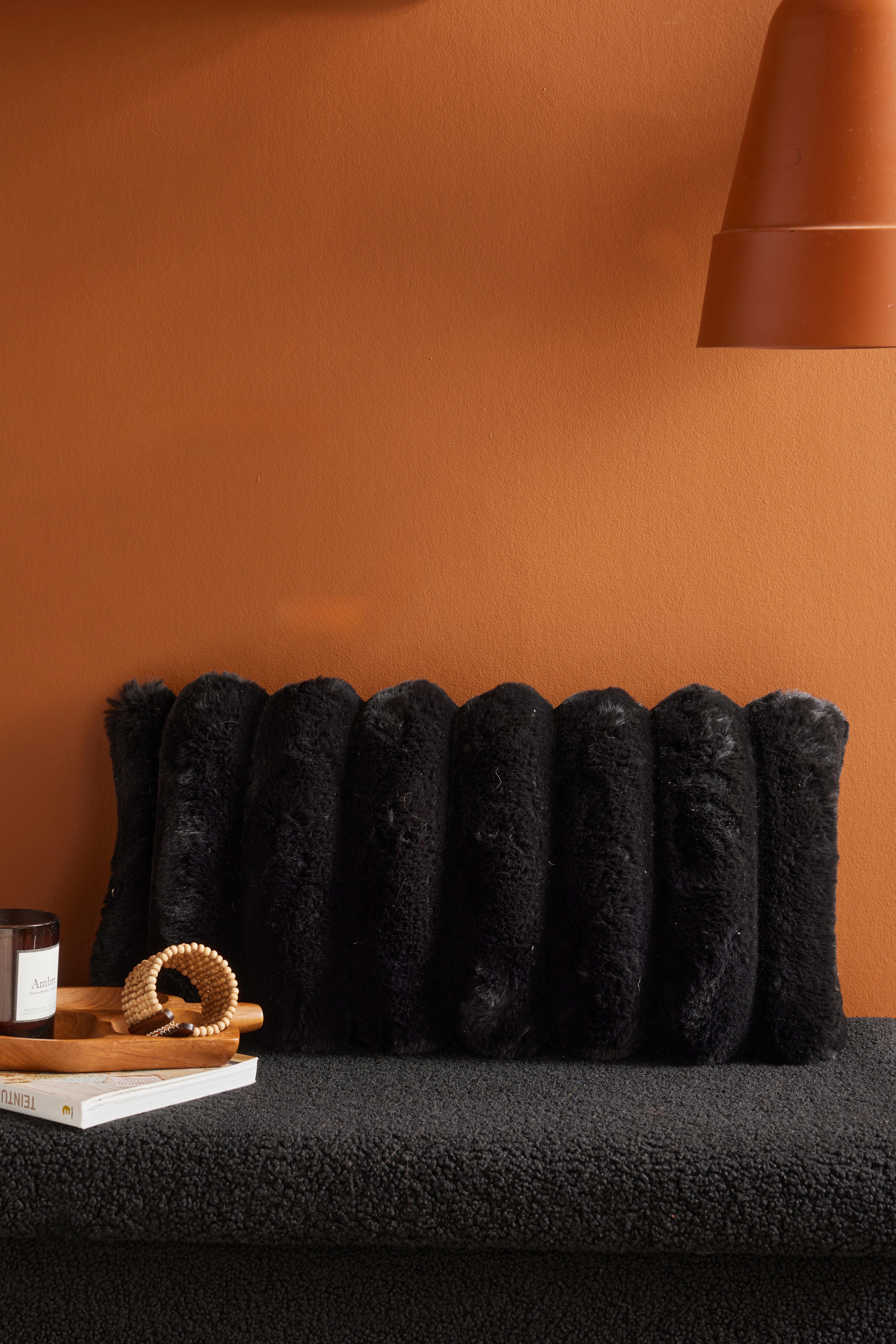 KOŽEŠINOVÝ POLŠTÁŘ MOKA CUSHION REGLISSE - černá, textil (30/60cm)