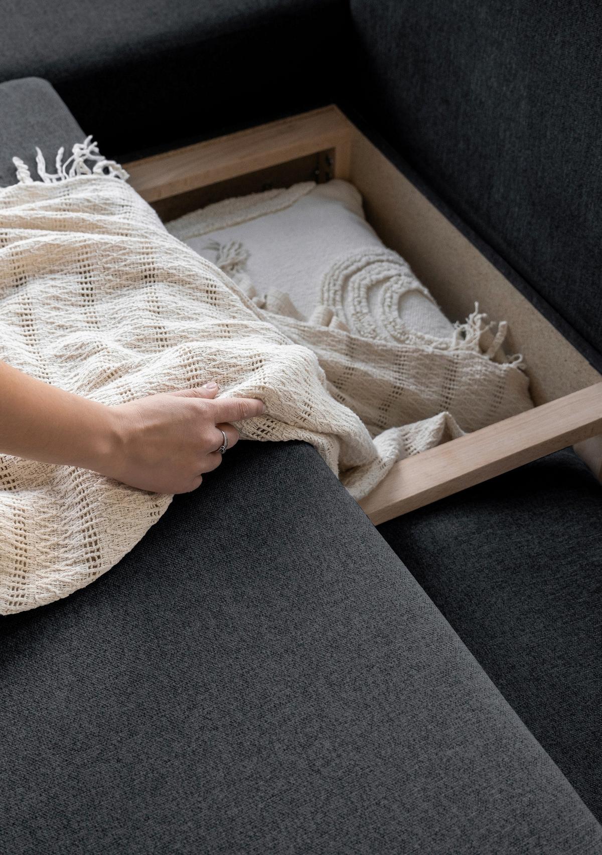 Sedačka LUCILE L, levá, tm.šedá, úl.prostor a lůžko - tmavě šedá/přírodní barvy, dřevo/textil (202/242cm) - MID.YOU