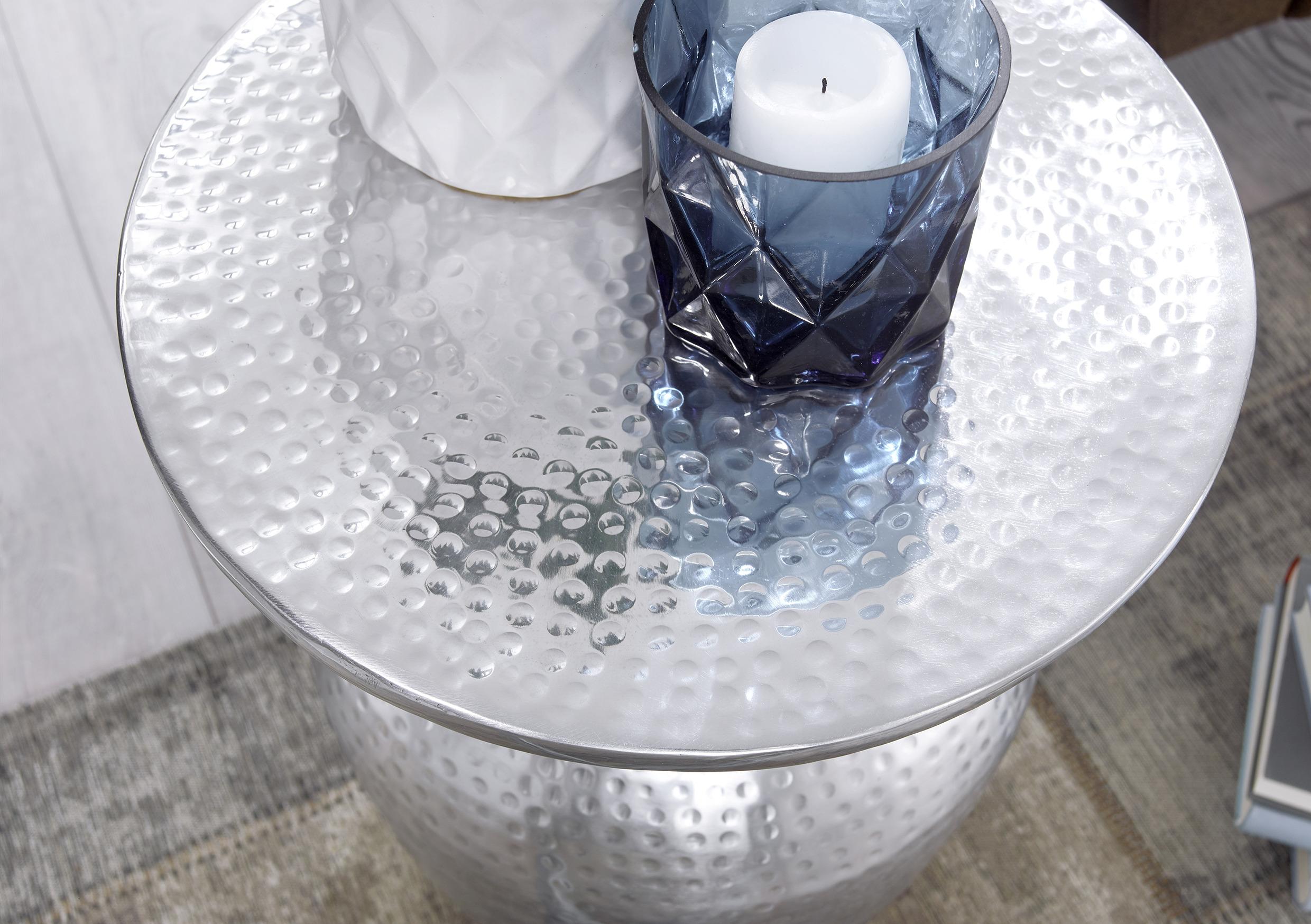 Beistelltisch Delyla aus gehämmerten Aluminium in Silber Detail