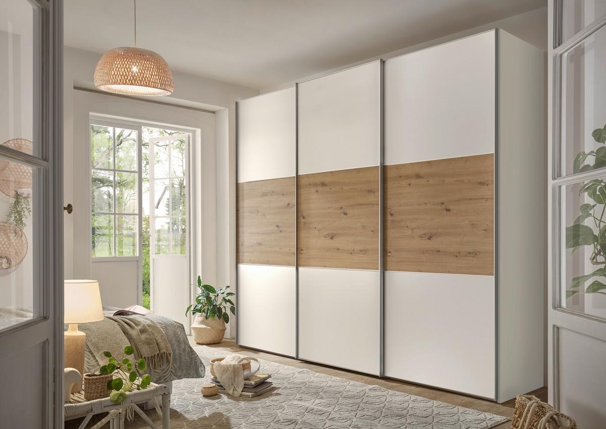 Eleganter Schiebetürenschrank mit drei Kleiderstangen