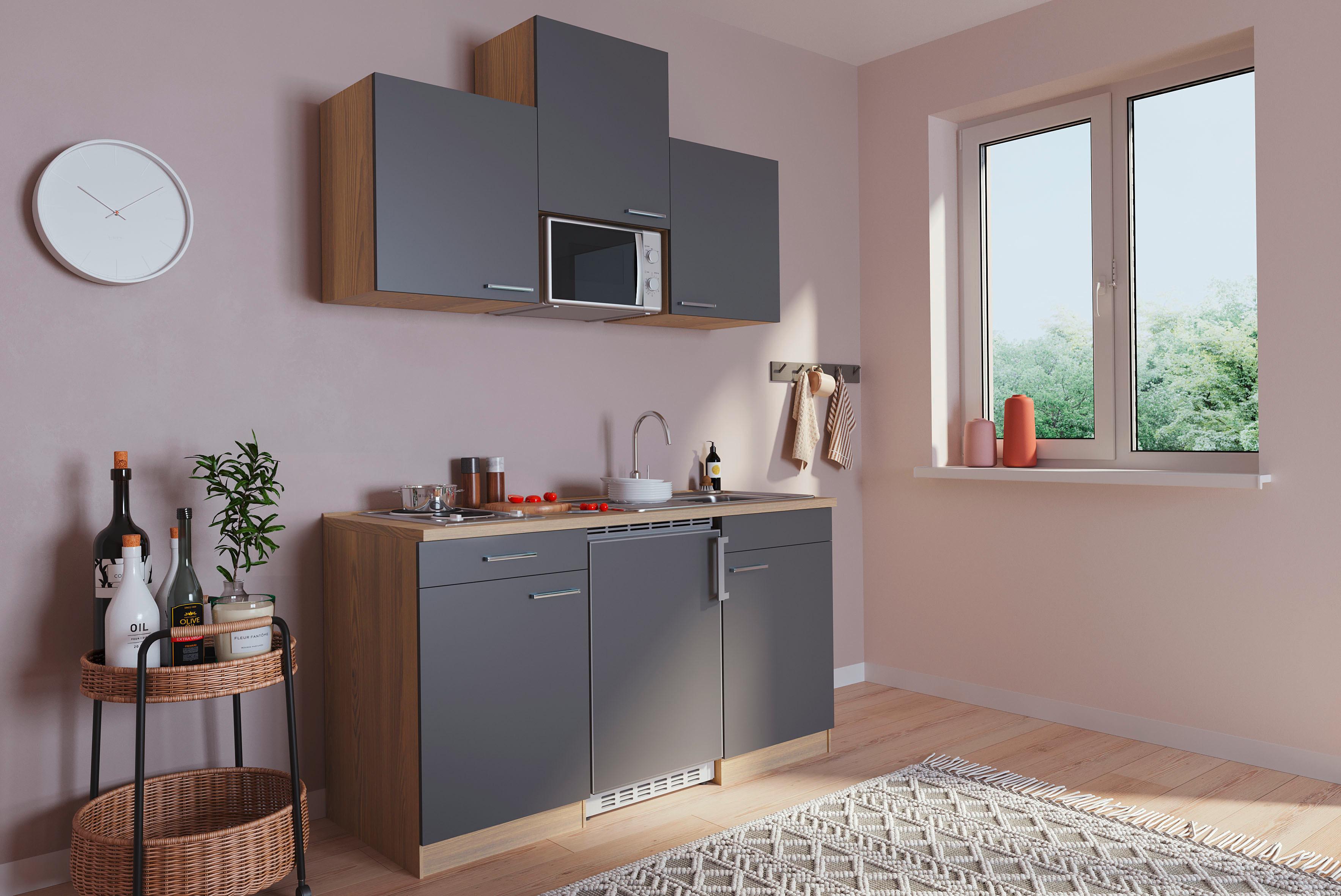 Platzsparende Küche mit Kühlschrank und Mikrowelle