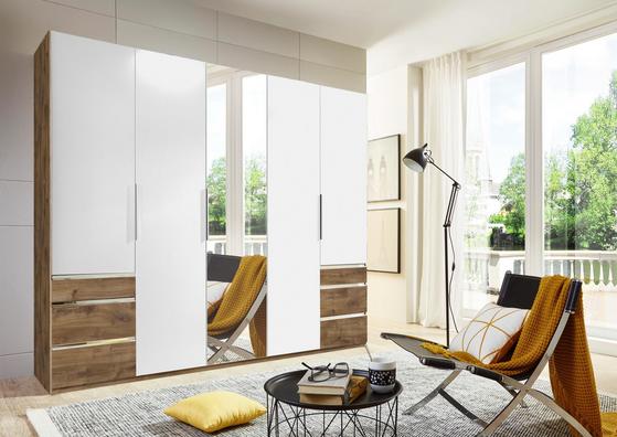 Moderne Aufbewahrung mit Gemütlichkeitsfaktor dank des stylischen Kleiderschrankes LEVEL. Fünftüriger Kleiderschrank in Weiß und Eiche Dekor mit Schubladen und Spiegel
