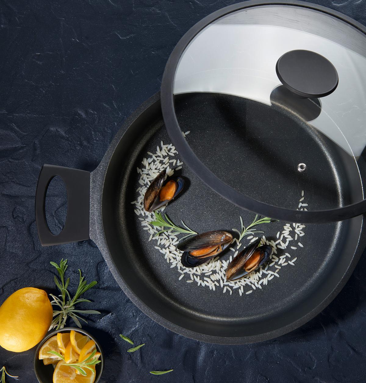 Servírovacia panvica Black Line, 4l - čierna/číra, Konventionell, kov/plast (28/7,5cm) - Gourmesto