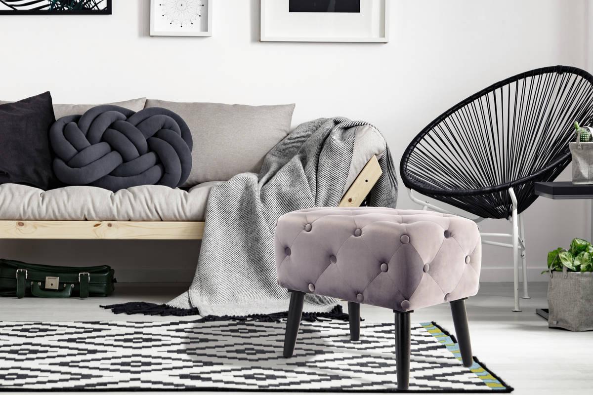 Hocker mit Samtbezug