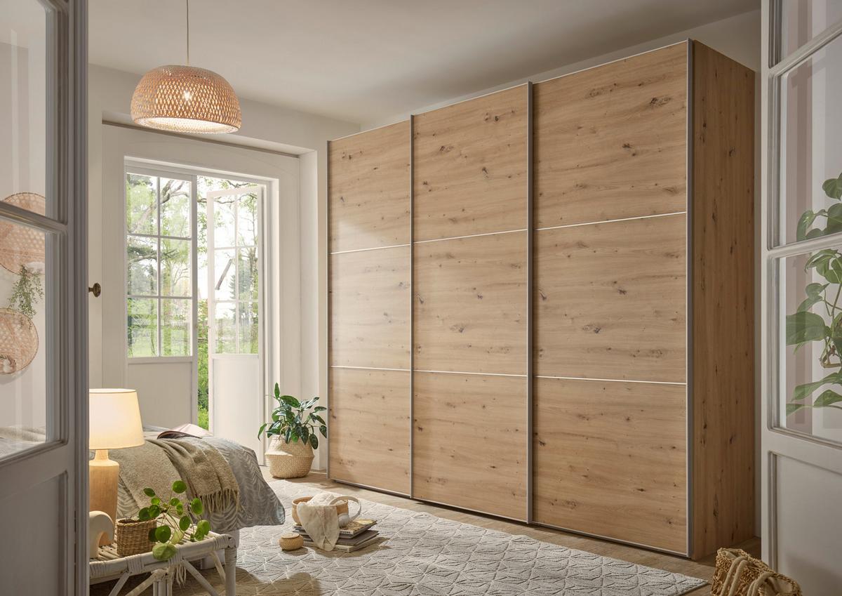 Großer Schwebetürenschrank mit drei Kleiderstangen