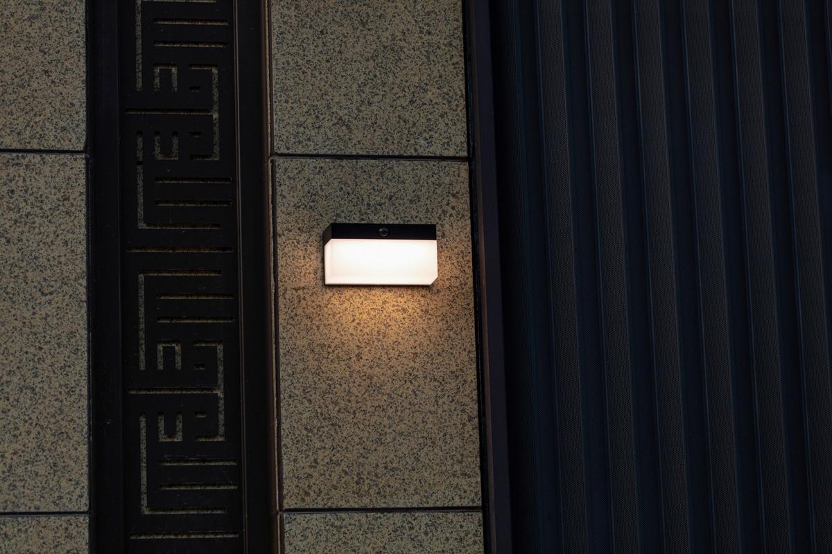 Solarleuchte Fran Weiß L: 18 cm - Schwarz/Weiß, Design, Kunststoff (18/9,1/7,9cm)