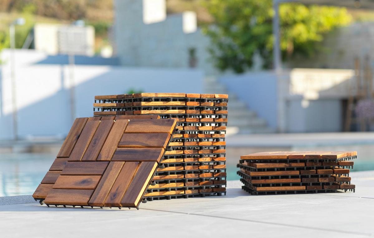 Terrassenfliesen aus Akazienholz im Leistendesign und mit Stecksystem