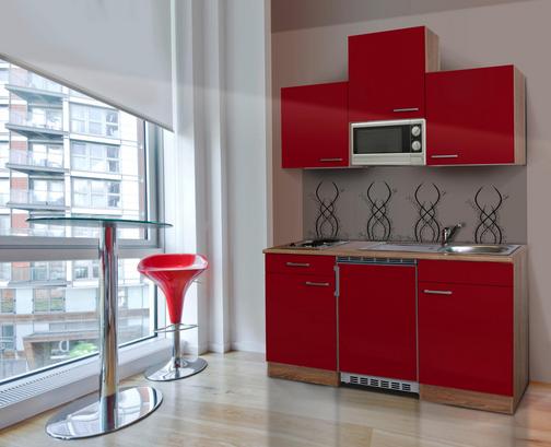 Praktische Miniküche mit roten Fronten und Korpus in Eiche Dekor Praktische Miniküche mit roten Fronten und Korpus in Eiche Dekor