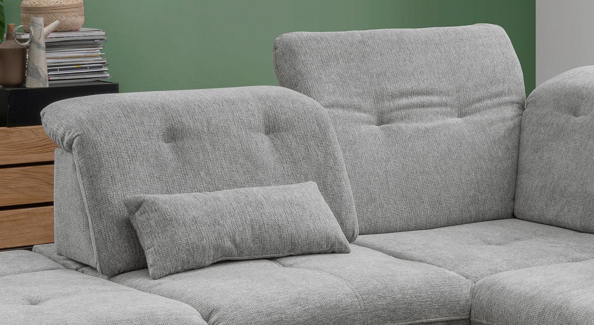 Ecksofa mit verstellbaren Kopfteilen sowie silberfarbenem, gesteppten Bezug
