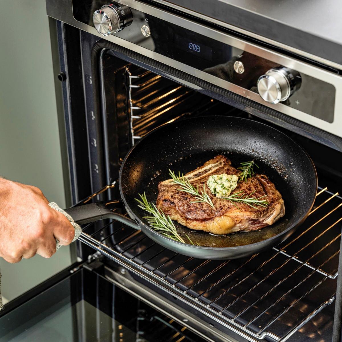 Bratpfanne Classic Forged Schwarz D: 28 Cm - Schwarz, Basics, Kunststoff/Metall (28cm) - Kitchenaid