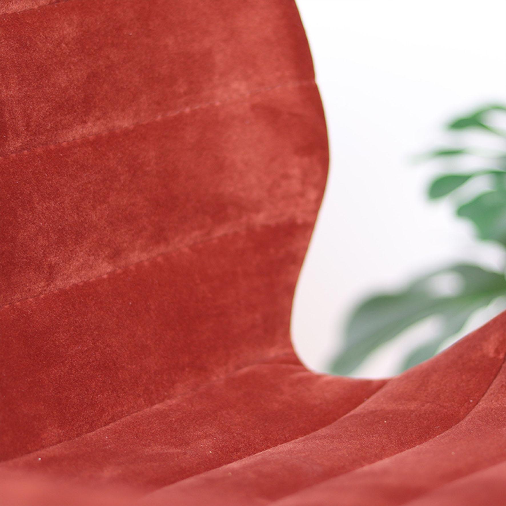 Oberfläche aus Samt mit waagrechter Steppung