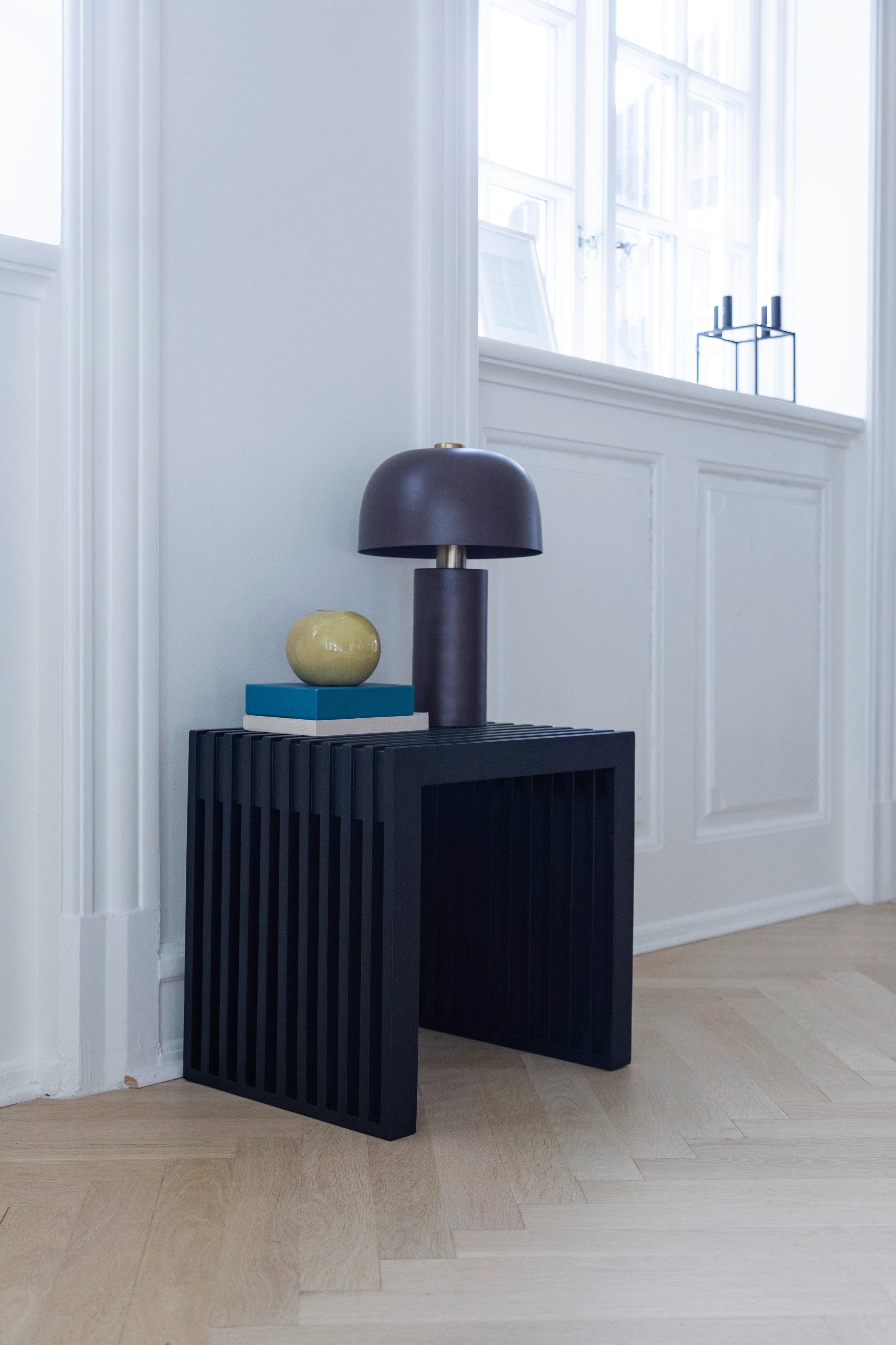 Schwarzer Hocker als Beistelltisch