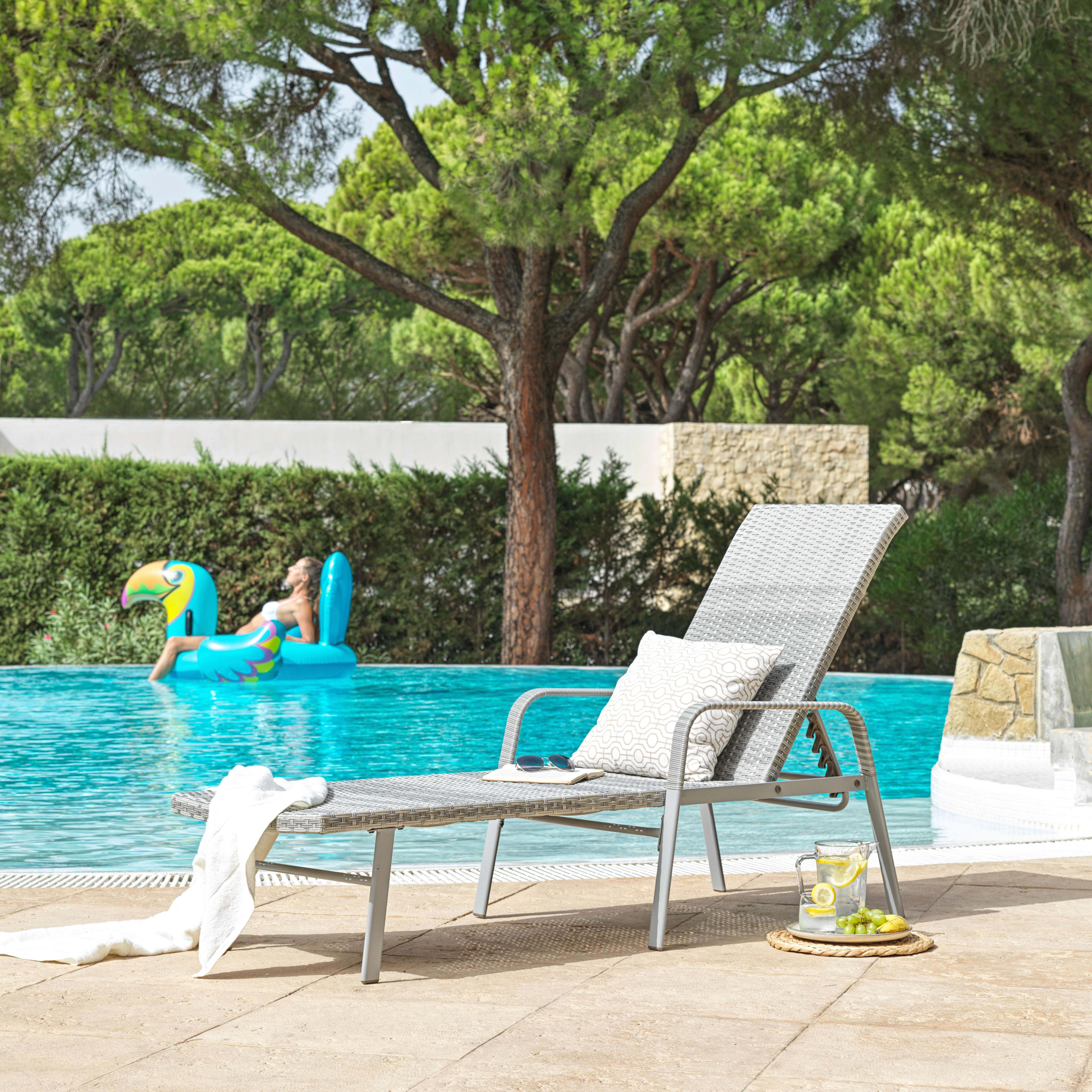 Sonnenliege Maja Aus Polyrattan, verstellbar - Grau, MODERN, Kunststoff/Metall (64.5/52/202cm) - Luca Bessoni