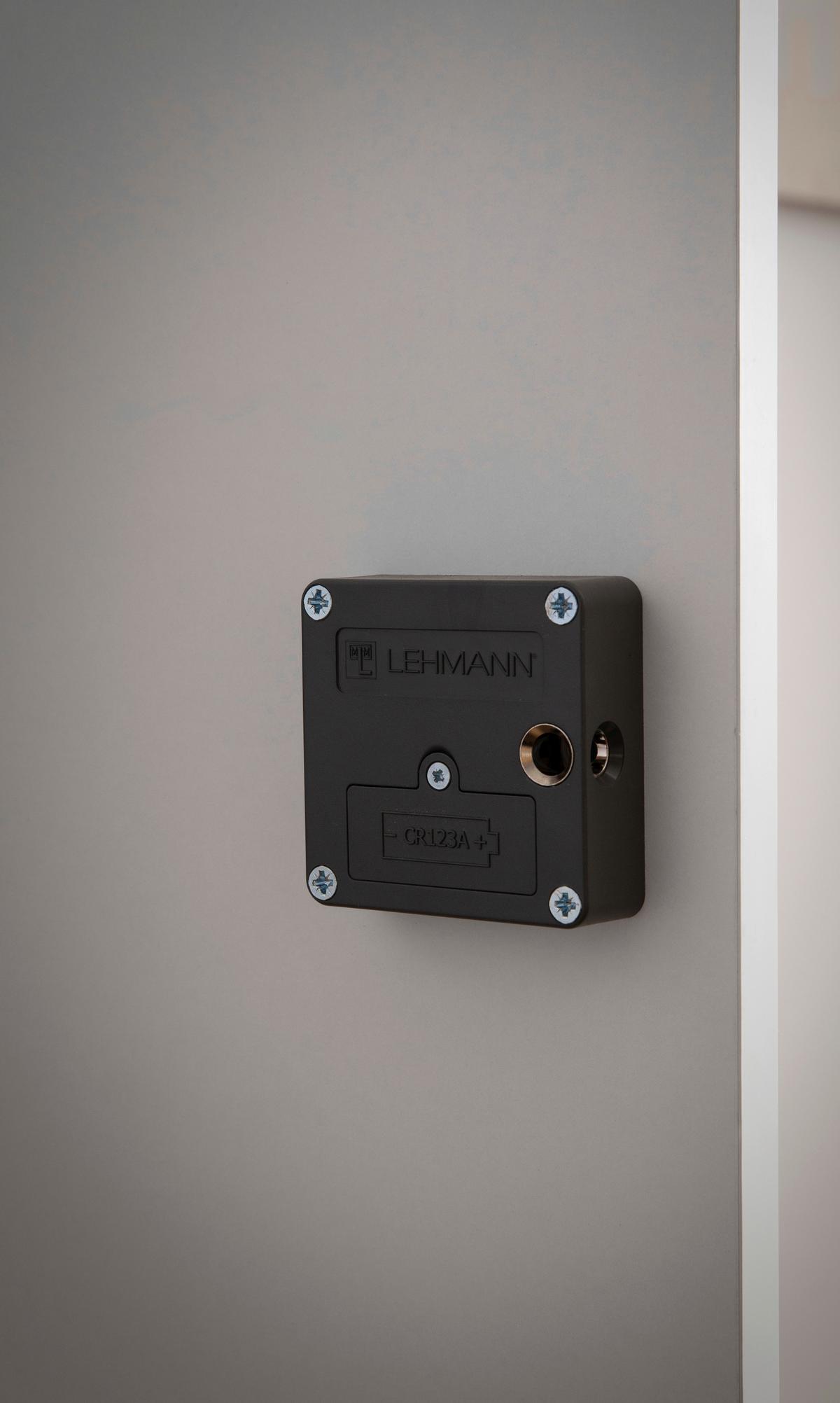 Spind Locked, Weiß B: 45,4 cm - Weiß, Design, Holzwerkstoff (45,4/92,6/40,65cm) - MID.YOU