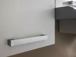 Bügelgriffe ergänzen die schlichte Optik Küche mit weißen Fronten und Arbeitsplatte in Steingrau Dekor